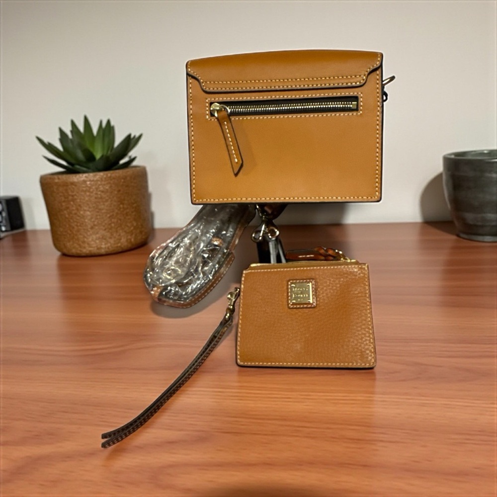 Dooney & Bourke Brown leather  Crossbody Bag vintage NWT - Picture 2 of 10